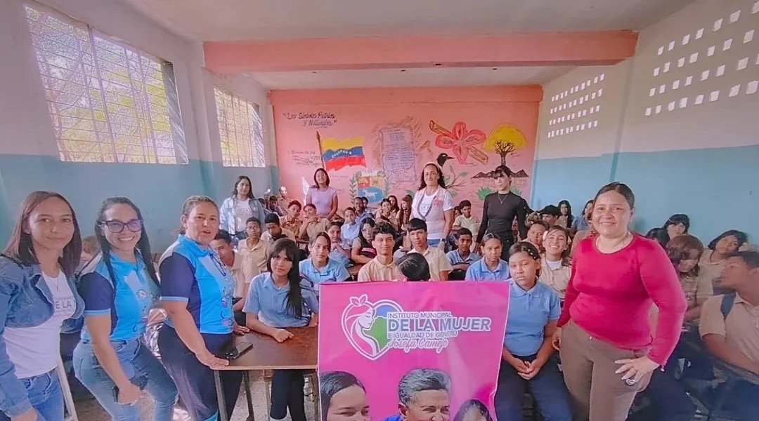 ¡Primer despliegue con éxito! La campaña #Joven4R llegó a las aulas